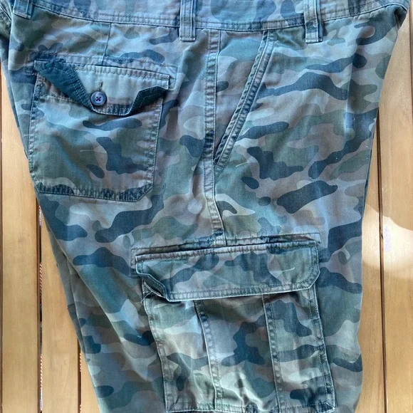 Amazon Essentials Mens Green Camo Cargo Shorts Size 40 - Picture 8 of 10